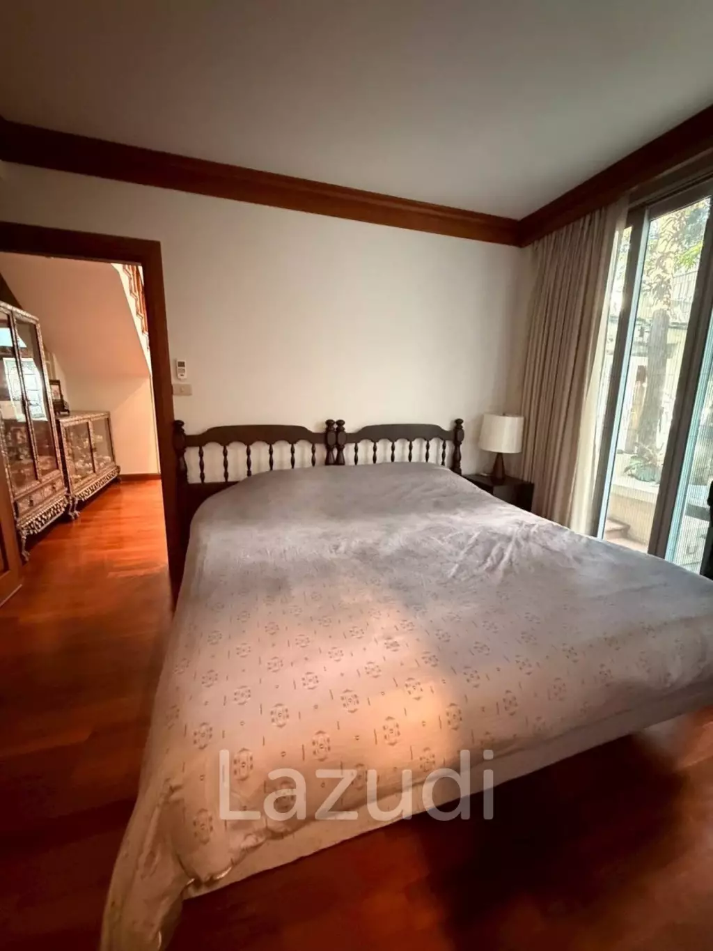 โฮมออฟฟิศ 284 ตร.ม. พร้อมลานกลางบ้านและที่จอดรถย่านคลองเตย