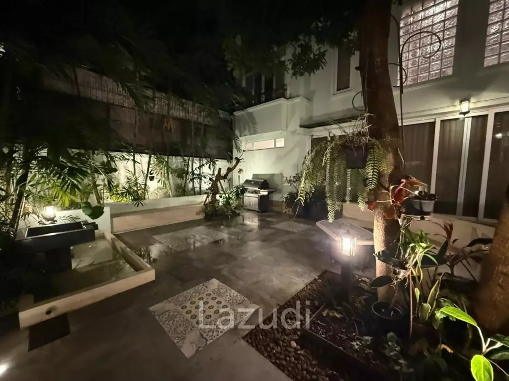 โฮมออฟฟิศ 284 ตร.ม. พร้อมลานกลางบ้านและที่จอดรถย่านคลองเตย