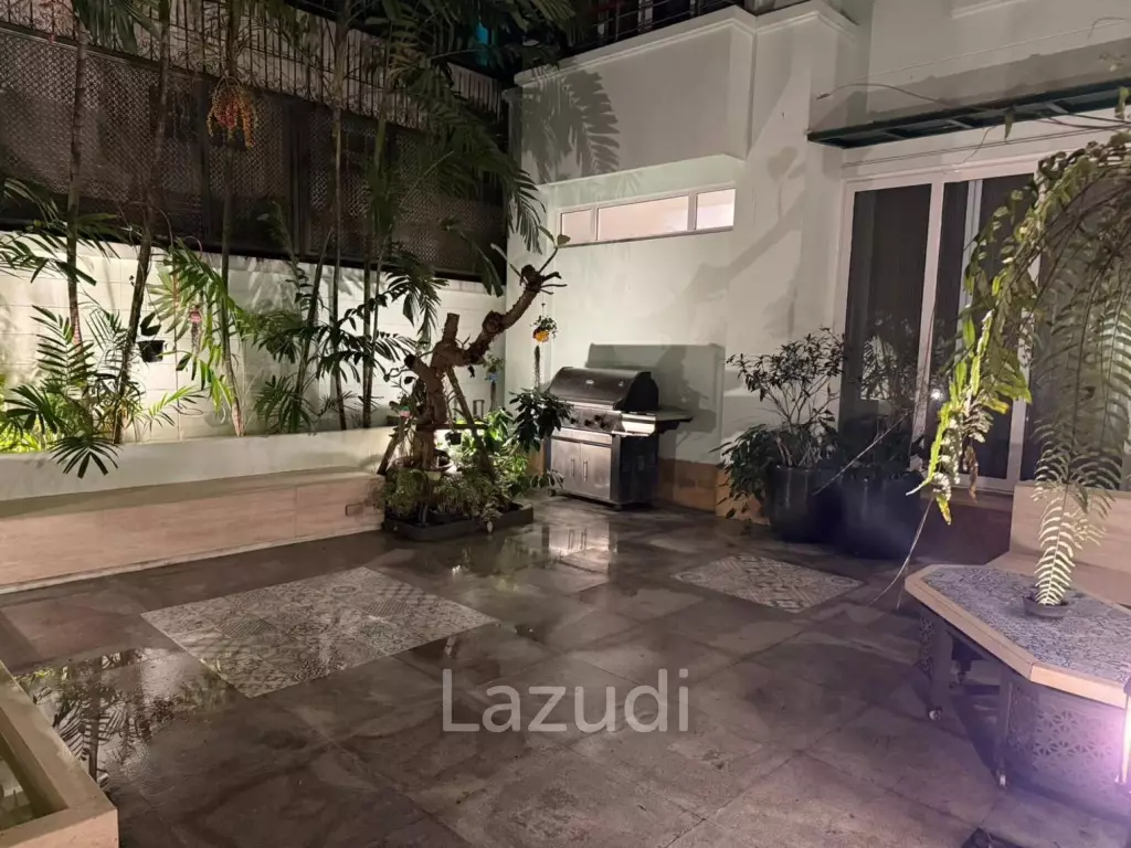 โฮมออฟฟิศ 284 ตร.ม. พร้อมลานกลางบ้านและที่จอดรถย่านคลองเตย