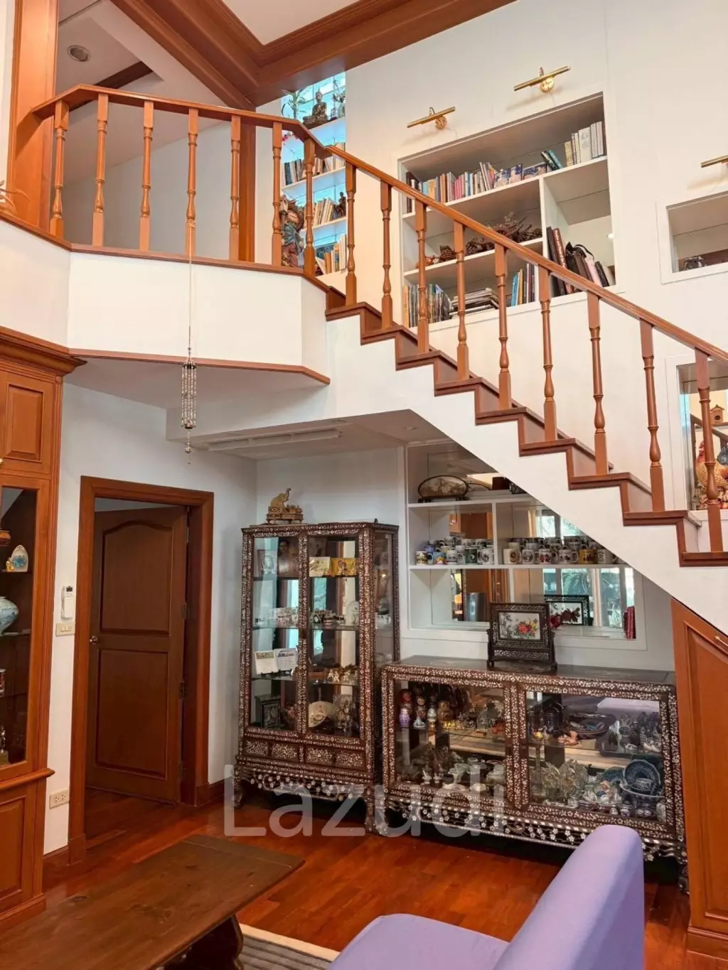 โฮมออฟฟิศ 284 ตร.ม. พร้อมลานกลางบ้านและที่จอดรถย่านคลองเตย