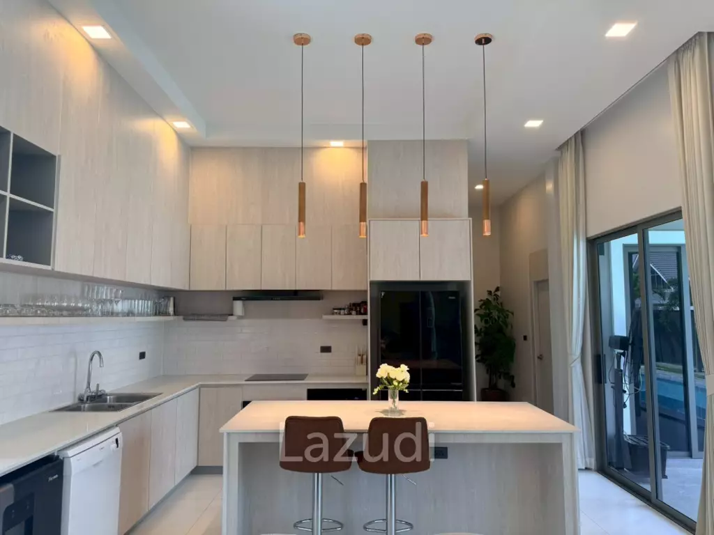 Luxury 4-Bedroom Pool Villa in Chaiyapron Withi, Pattaya