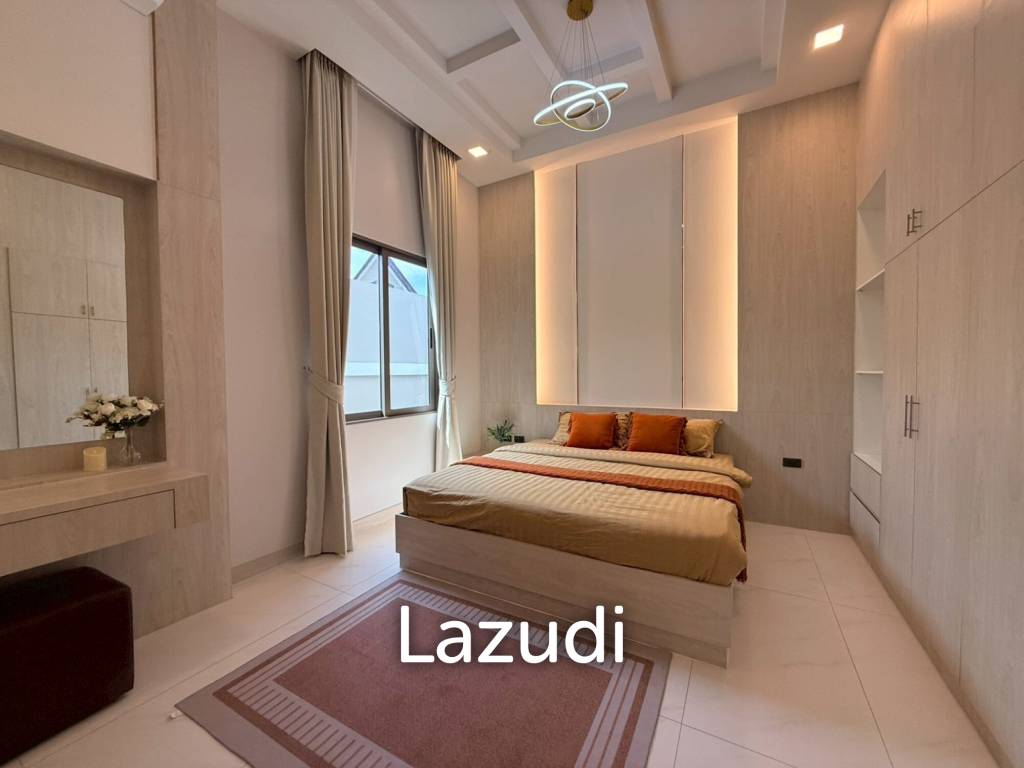 Luxury 4-Bedroom Pool Villa in Chaiyapron Withi, Pattaya
