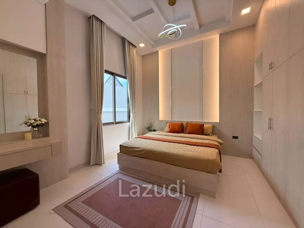 Luxury 4-Bedroom Pool Villa in Chaiyapron Withi, Pattaya
