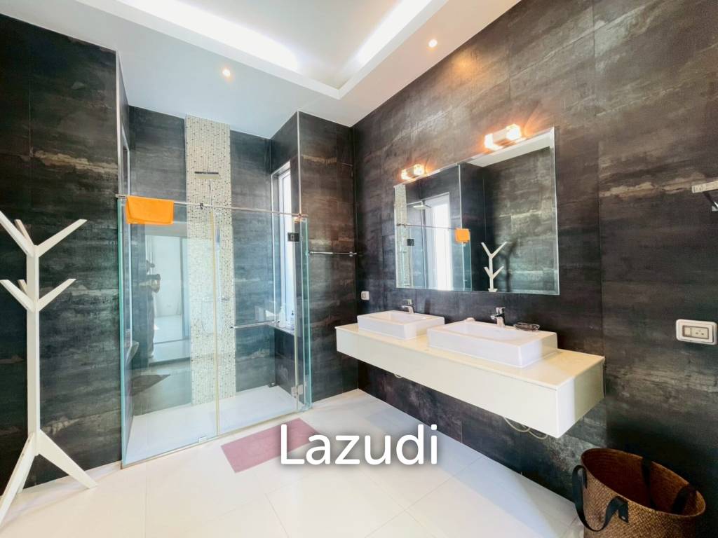 Waterside Red Mountain: Luxury 5-Bed Private Pool Villa