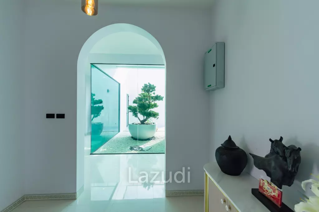 DESTINY : STUNNING MODERN 6 BED POOL VILLA