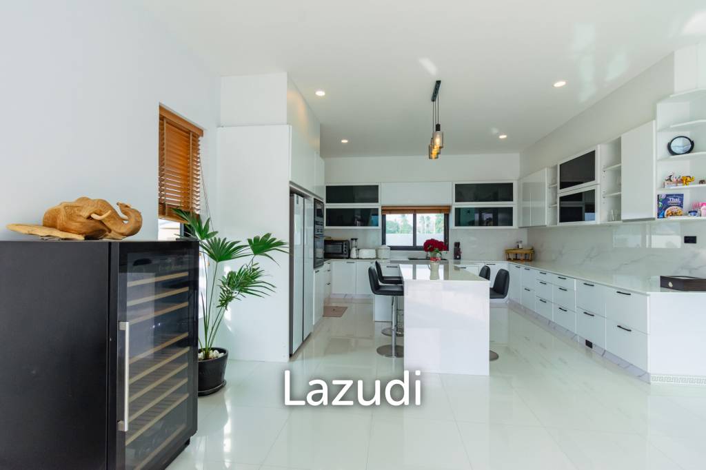 STUNNING MODERN 6 BED POOL VILLA