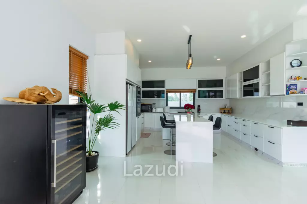 DESTINY : STUNNING MODERN 6 BED POOL VILLA