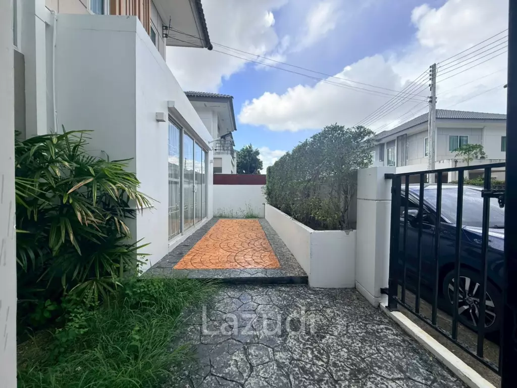 Exceptional Double-Plot Residence for Sale Pruksa Nara
