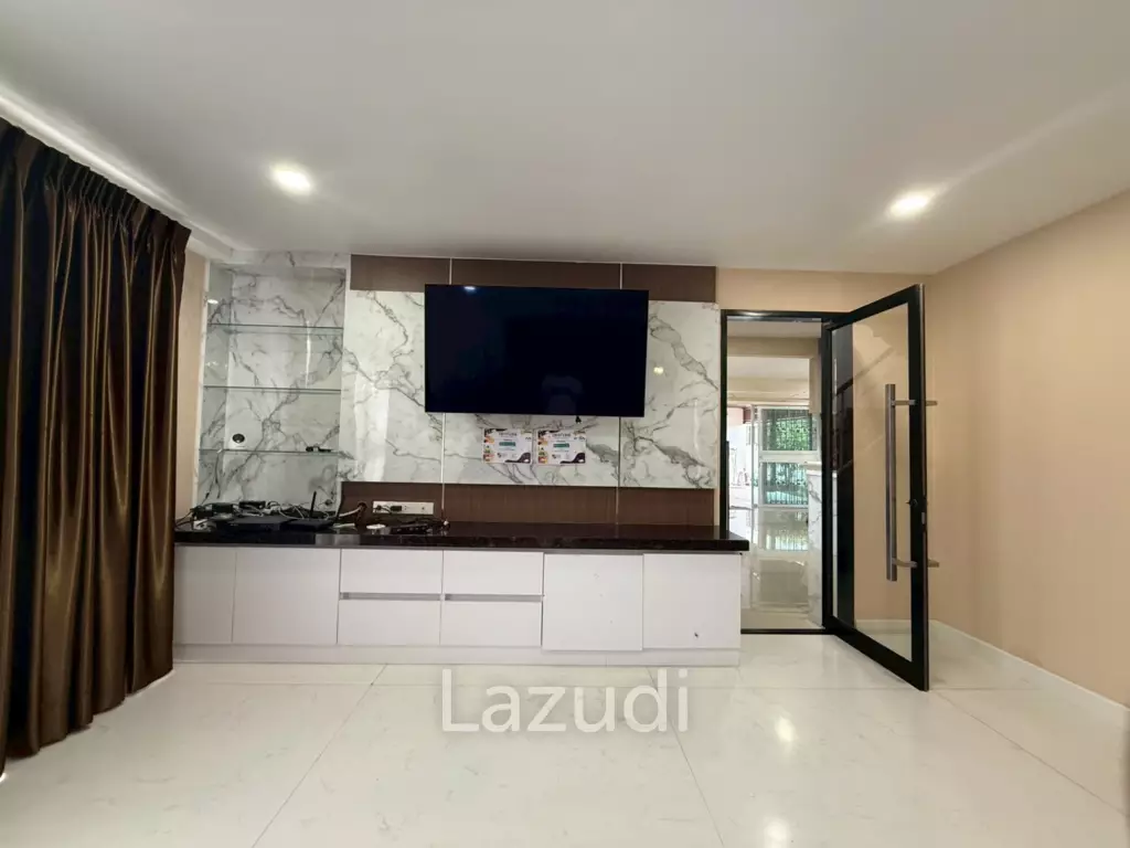 Exceptional Double-Plot Residence for Sale Pruksa Nara