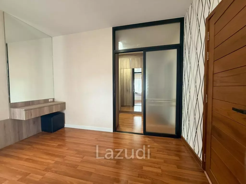 Exceptional Double-Plot Residence for Sale Pruksa Nara