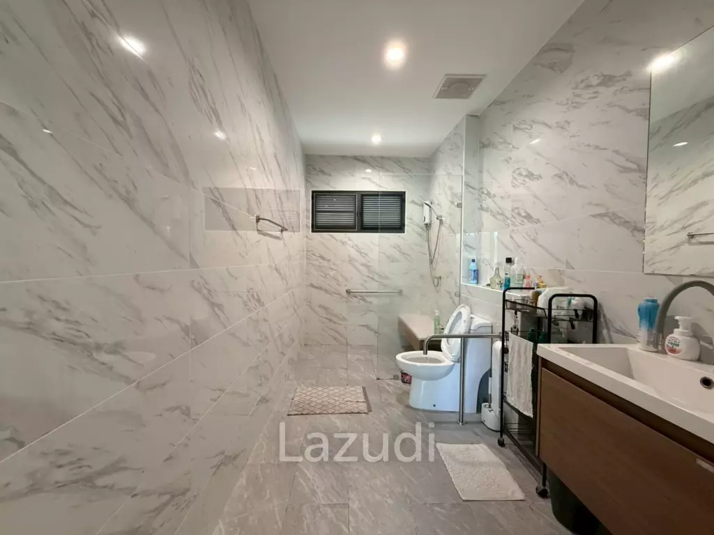 Modern Luxury 2-Story Estate near Mabprachan Lake, Pattaya