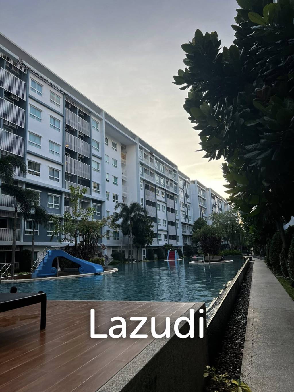 The Trust Condo: 34 sqm Pool View Condo on 4th Floor