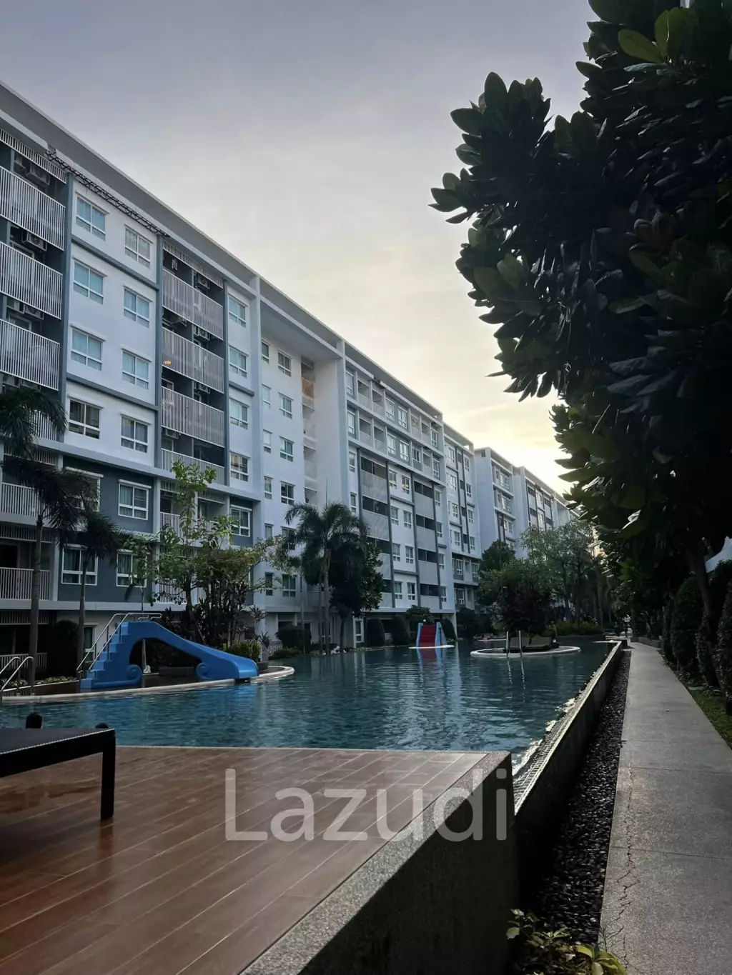 The Trust Condo: 34 sqm Pool View Condo on 4th Floor