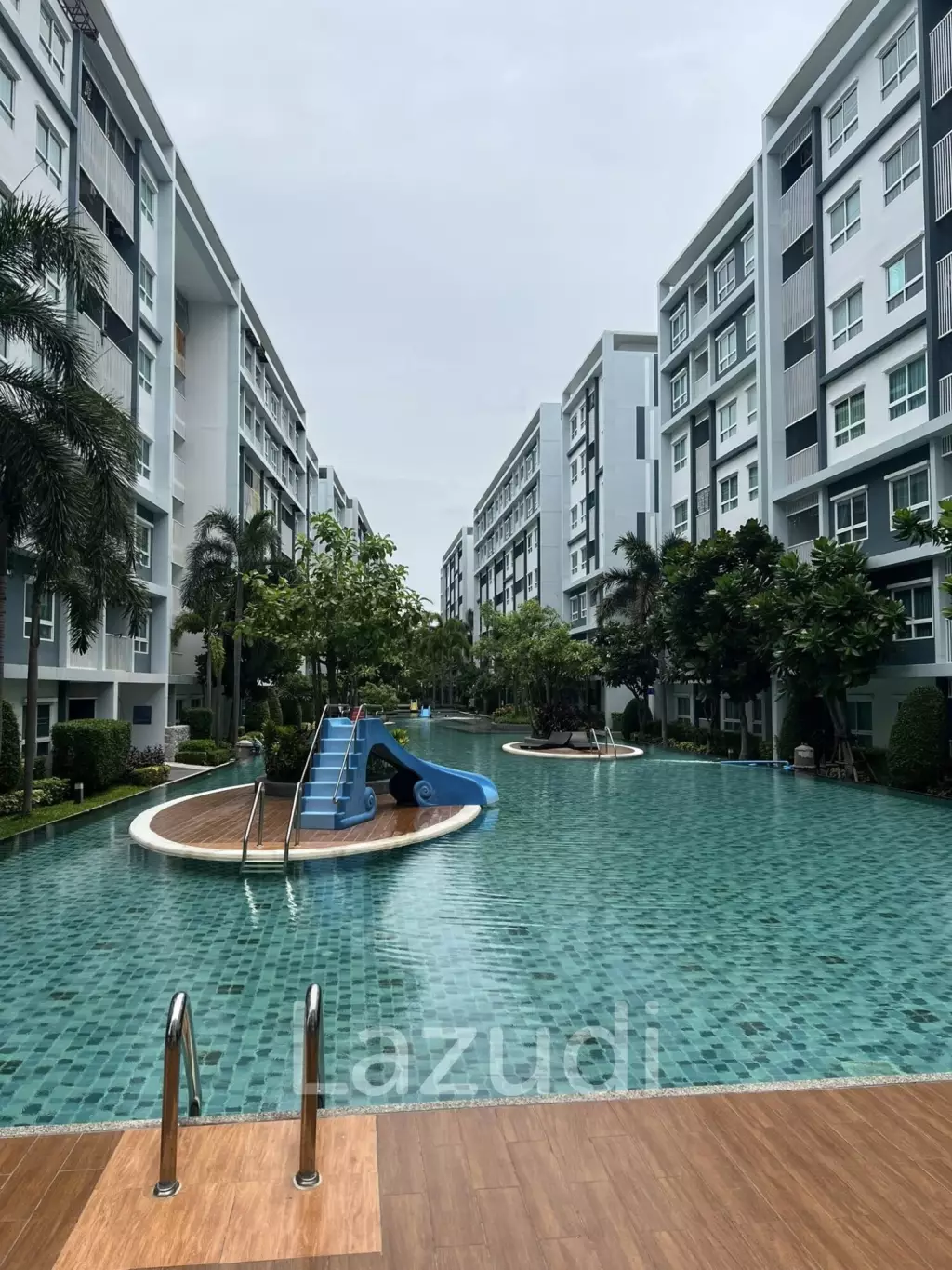 The Trust Condo: 34 sqm Pool View Condo on 4th Floor