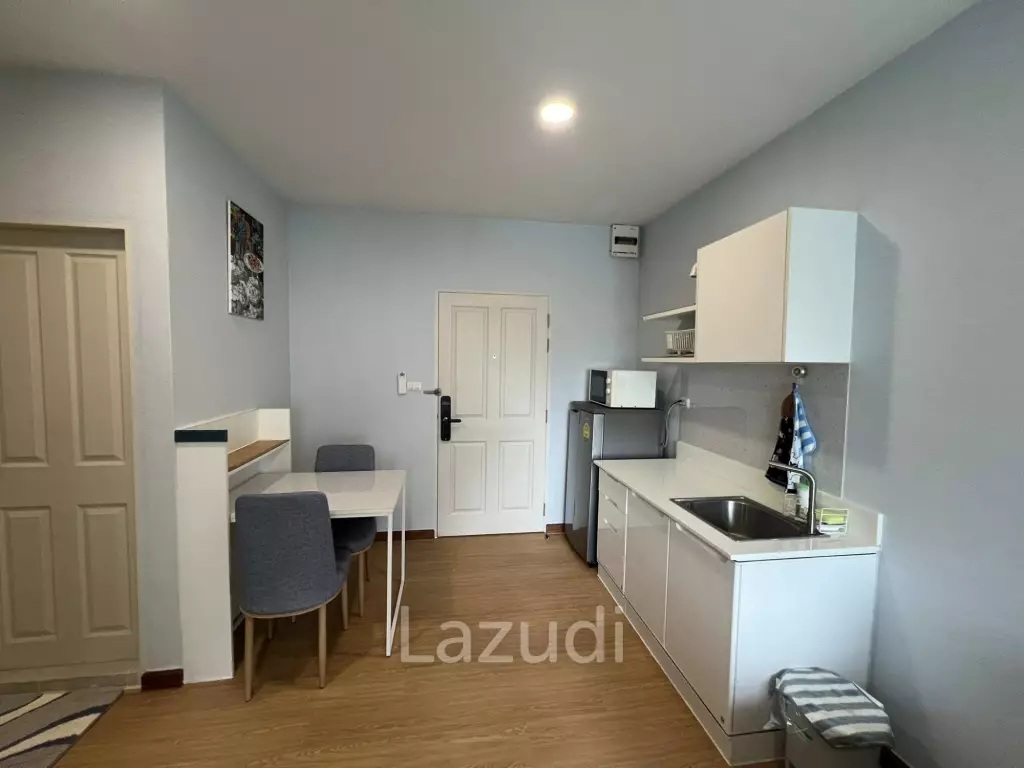The Trust Condo: 34 sqm Pool View Condo on 4th Floor