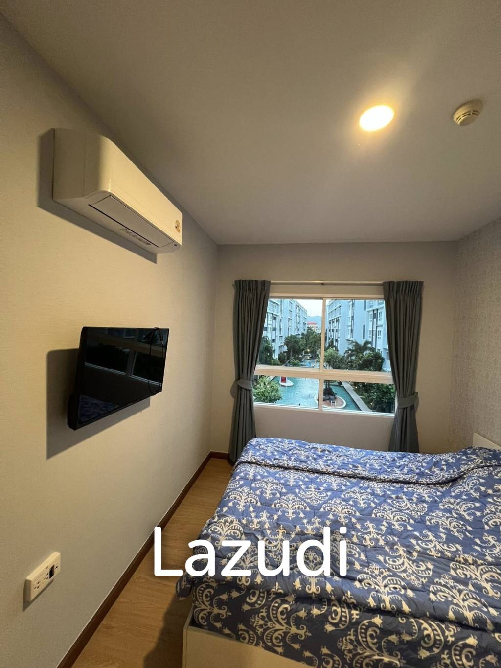 The Trust Condo: 34 sqm Pool View Condo on 4th Floor