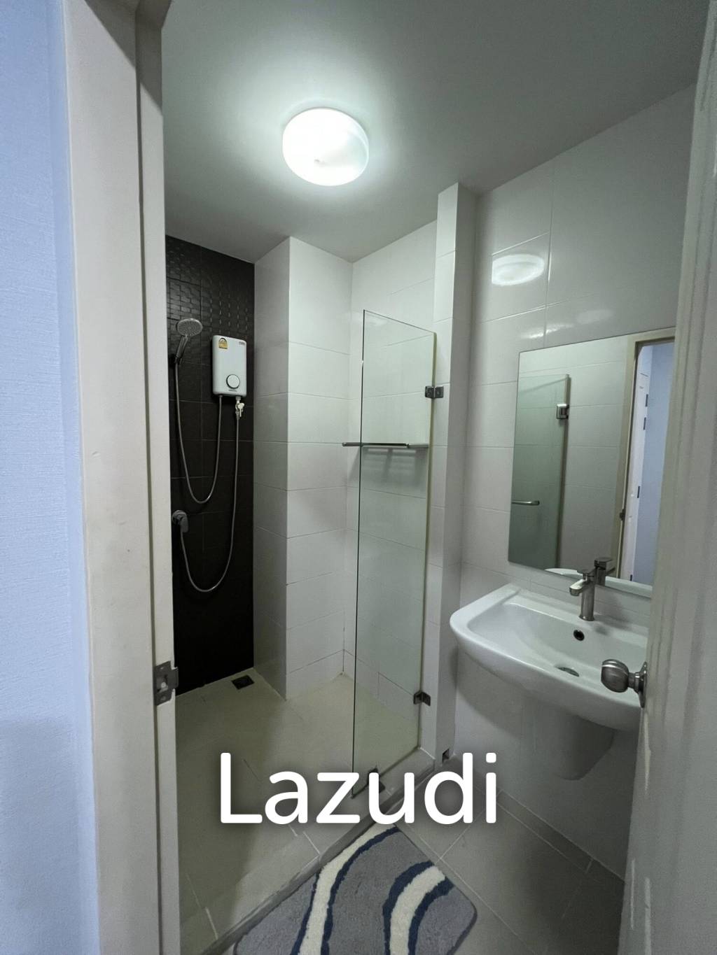 The Trust Condo: 34 sqm Pool View Condo on 4th Floor