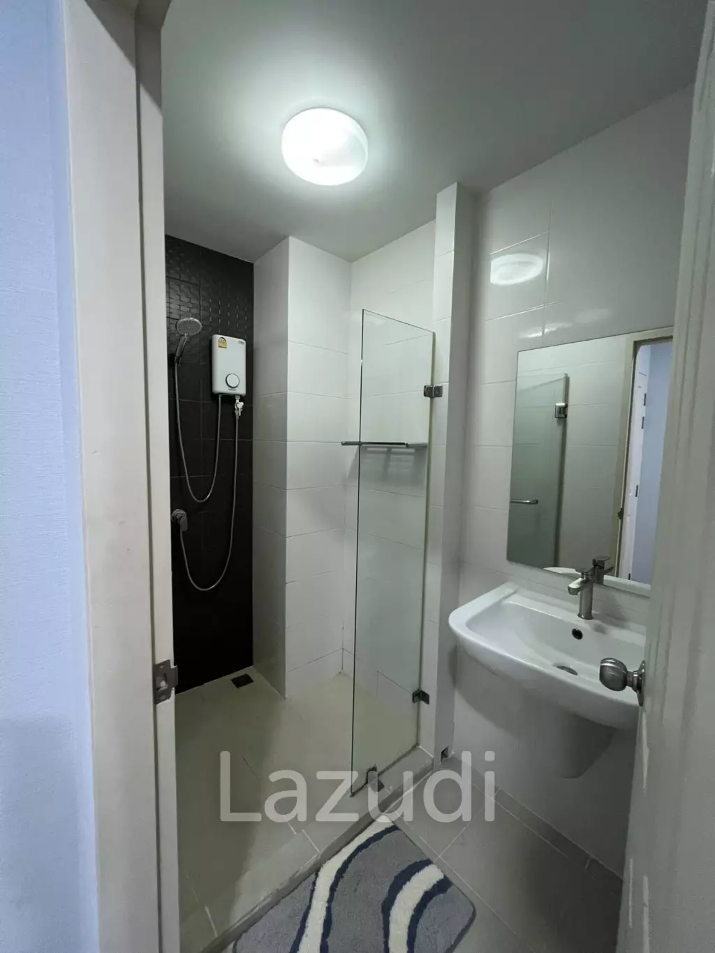 The Trust Condo: 34 sqm Pool View Condo on 4th Floor