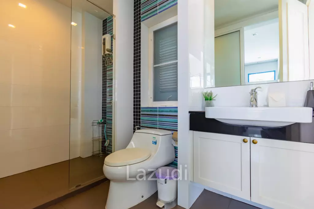 THE CREST SANTORA :  2 Bed Beachfront Pool villa