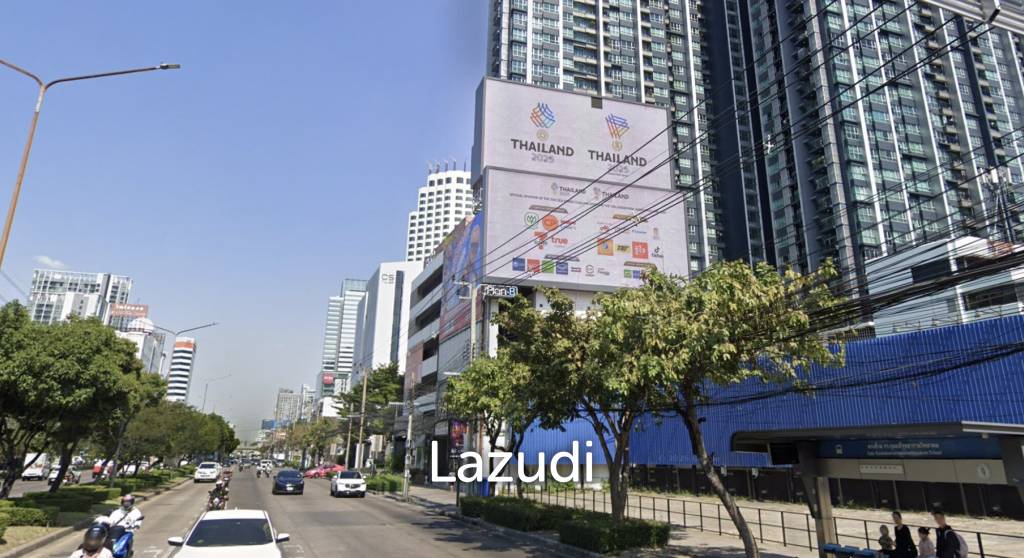 1000 sqm 5-storey commercial building in Huai Khwang Bangkok freehold