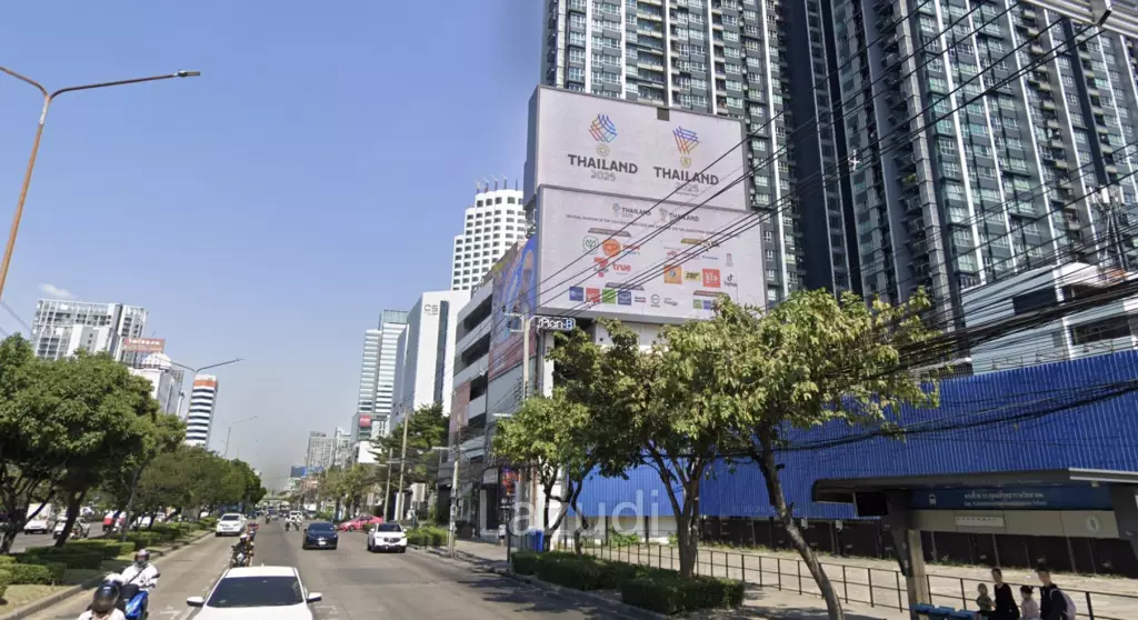 1000 sqm 5-storey commercial building in Huai Khwang Bangkok freehold