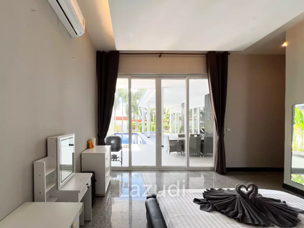 Modern 4BR Pool Villa with  Garden in Hua Hin