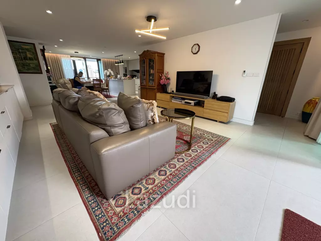 Newly renovated 3BR 250SQM at D.S.tower1 sukhumvit33