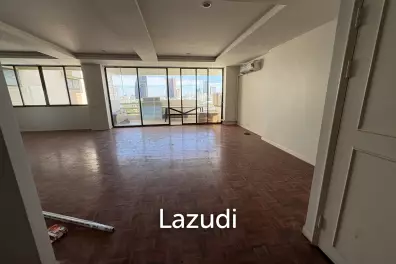 330 sqm high floor condo at Karuehart Thongthip in Khlong Tan Nuea Bangkok