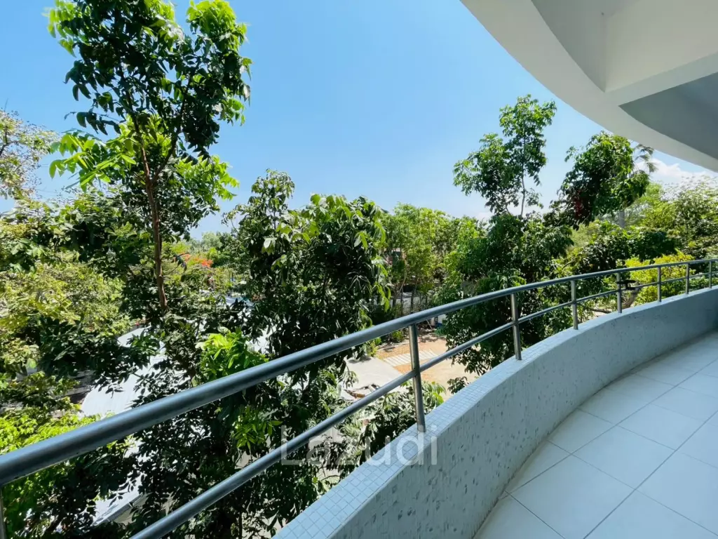 Royal Pricess condo: 4 beds condo Beachfront and sea view