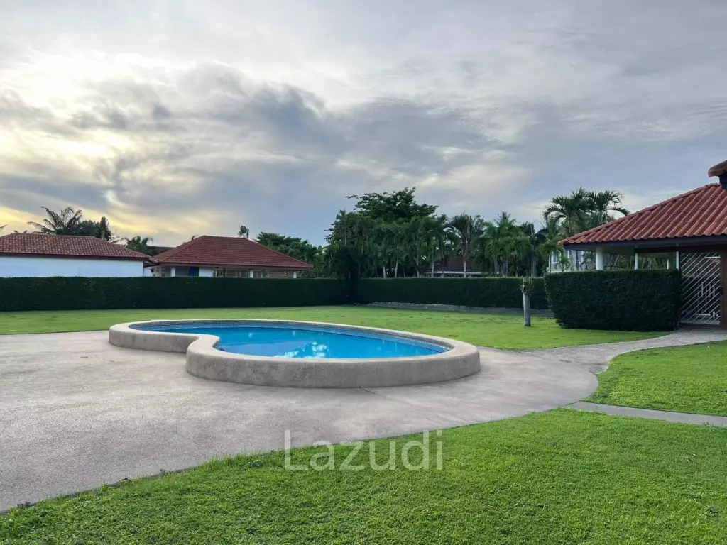 Grand 2-Story Luxury Pool Villa Near Maprachan Lake