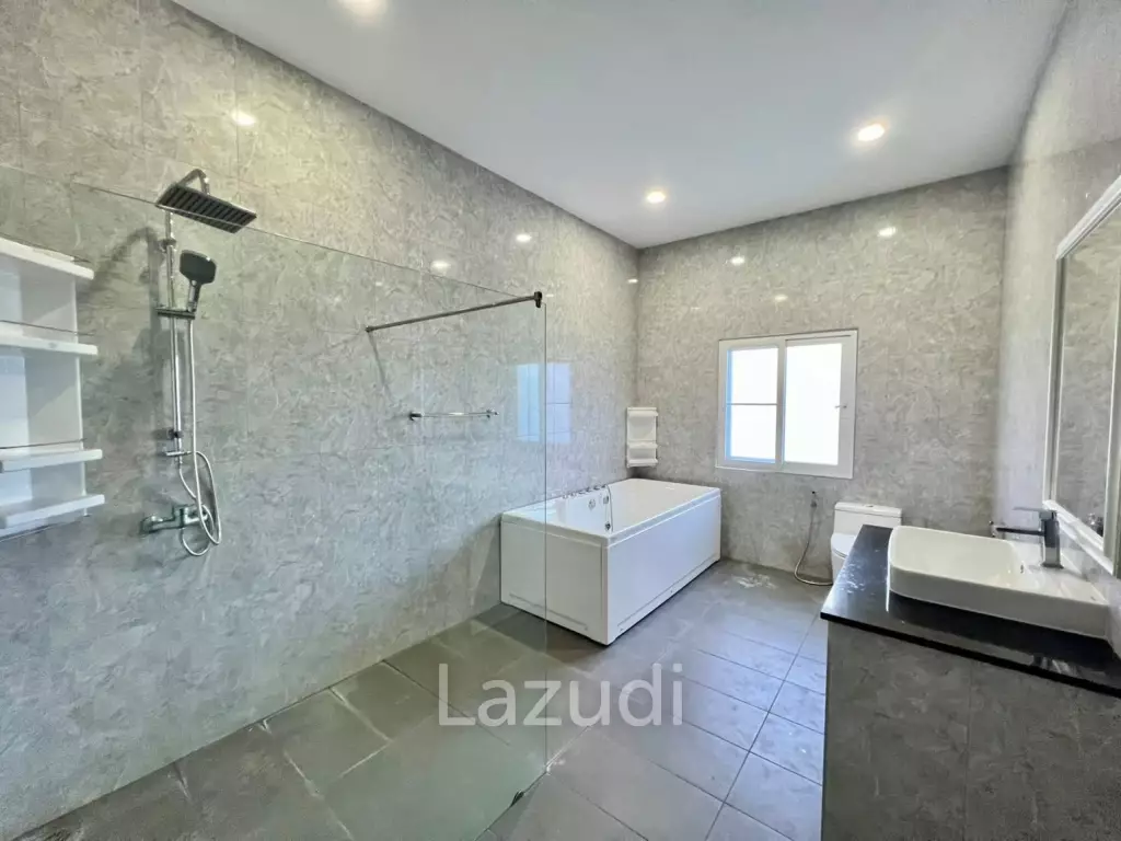 Grand 2-Story Luxury Pool Villa Near Maprachan Lake