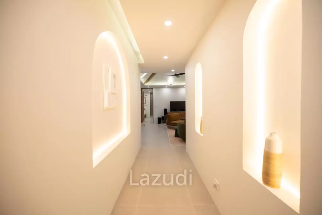 Modern 5-Bedroom Tropical Pool Villa for Sale in Cherng Talay