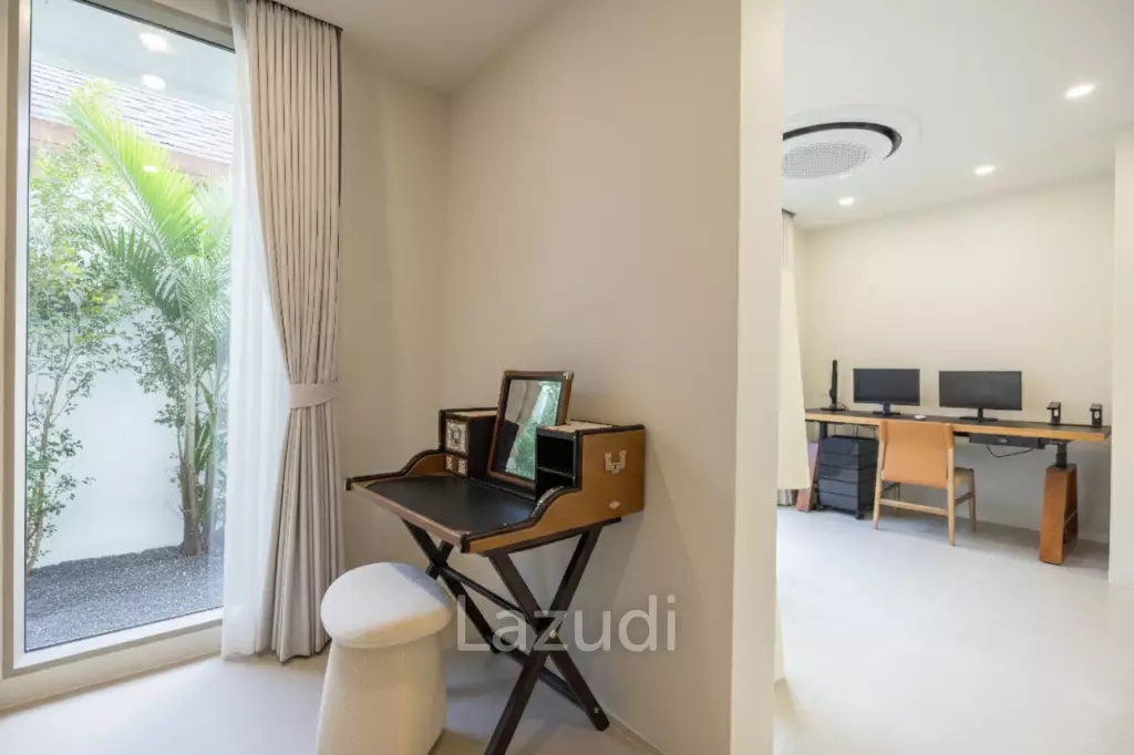 Modern 5-Bedroom Tropical Pool Villa for Sale in Cherng Talay
