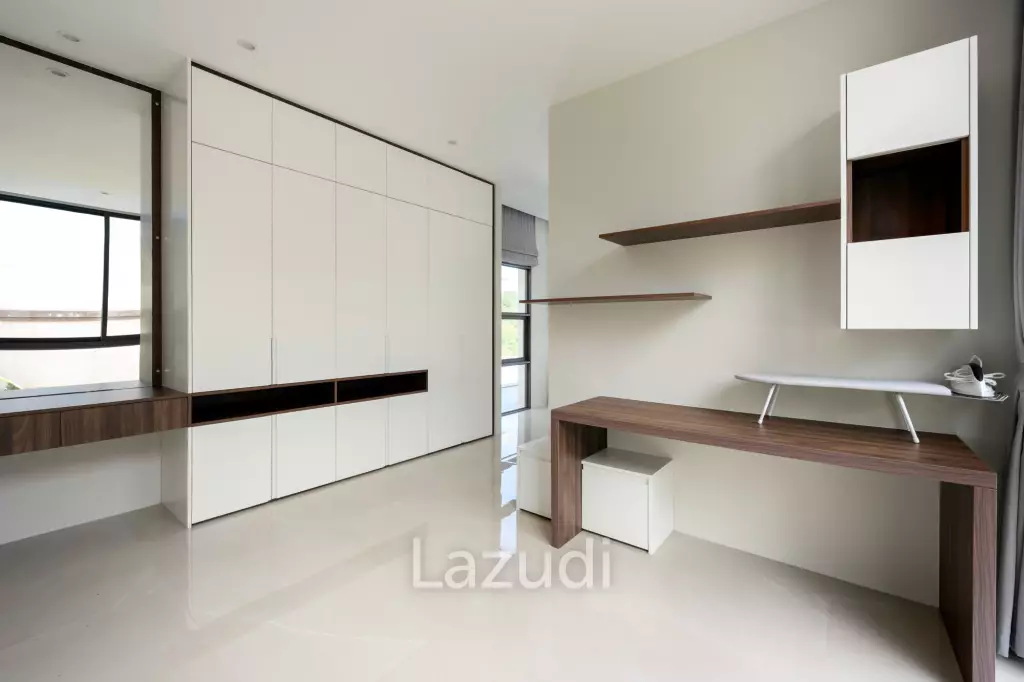 Contemporary 4-Bedroom Sea View Villa in Bang Por