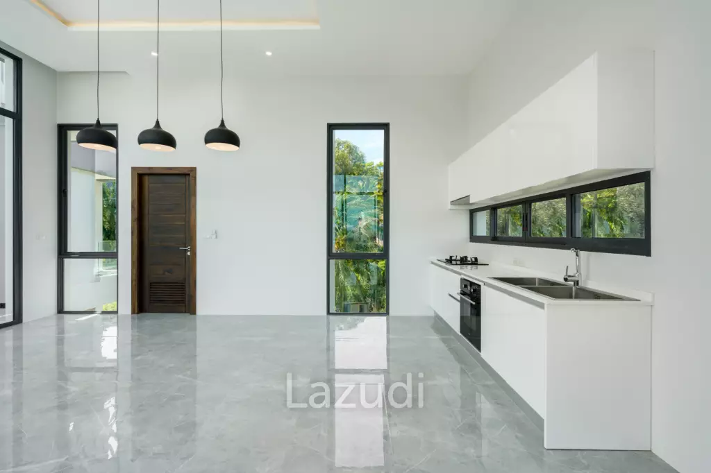 Stunning 4-Bedroom Villa in Peaceful Bang Por