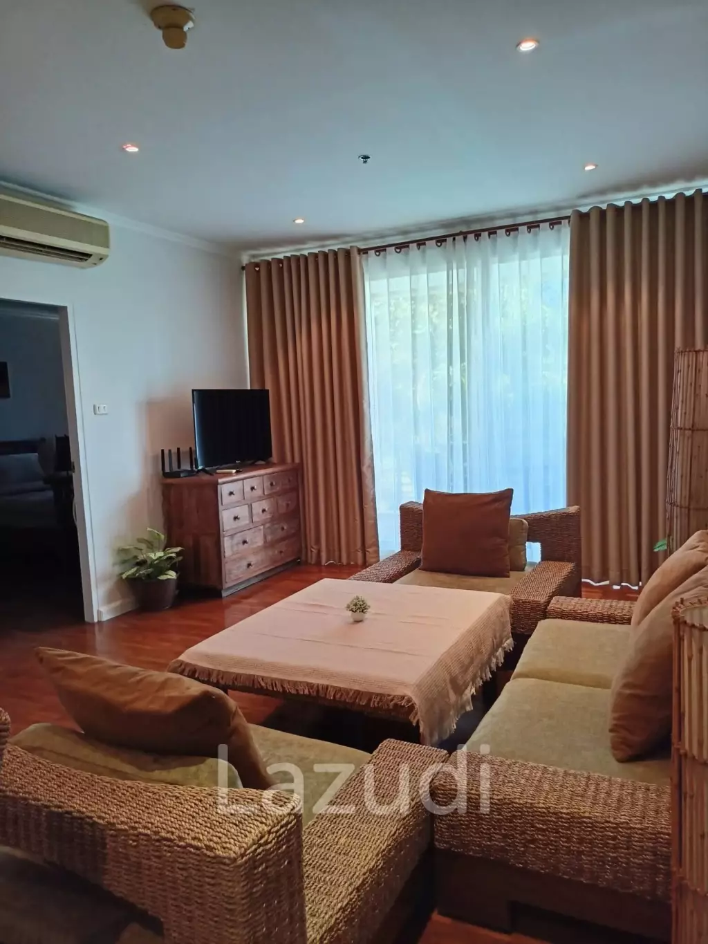Baan San Ploen : Near shopping mall and Beachfront.
