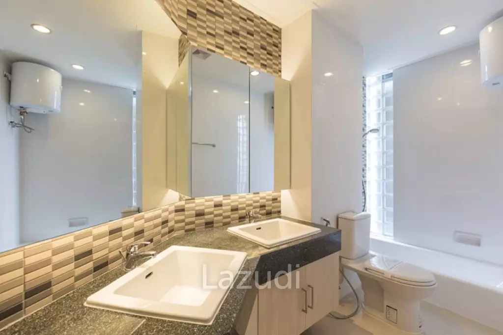 8th Floor 3-Bed Condo at Karolyn Court Lumpini Pathum Wan Bangkok