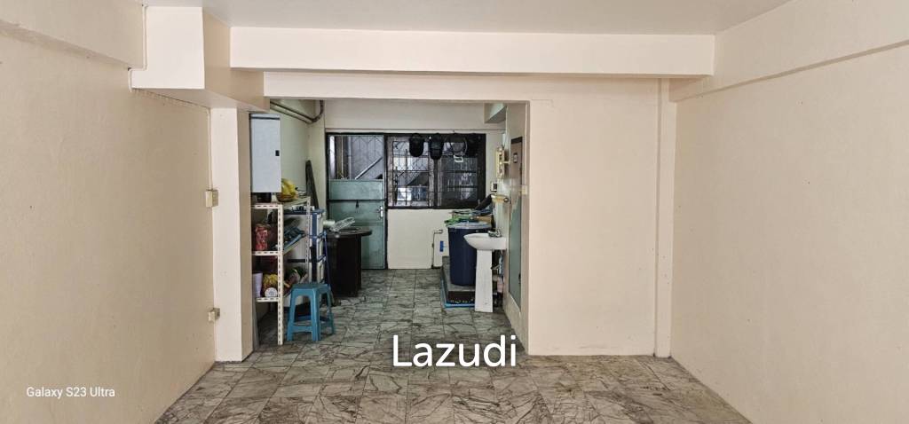 240 sqm multi-storey retail building in Khlong San Bangkok
