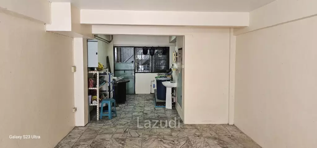 240 sqm multi-storey retail building in Khlong San Bangkok