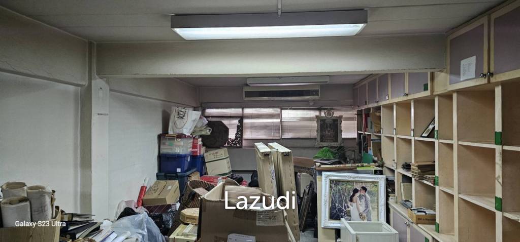 240 sqm multi-storey retail building in Khlong San Bangkok