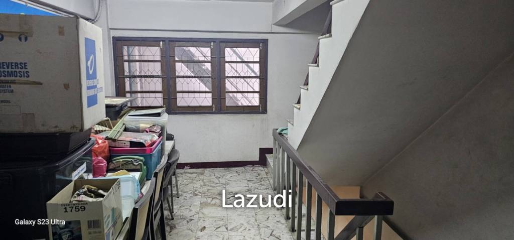 240 sqm multi-storey retail building in Khlong San Bangkok