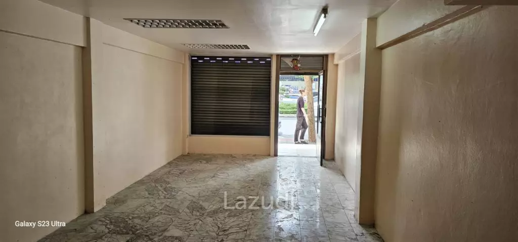 240 sqm multi-storey retail building in Khlong San Bangkok