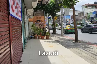 240 sqm multi-storey retail building in Khlong San Bangkok