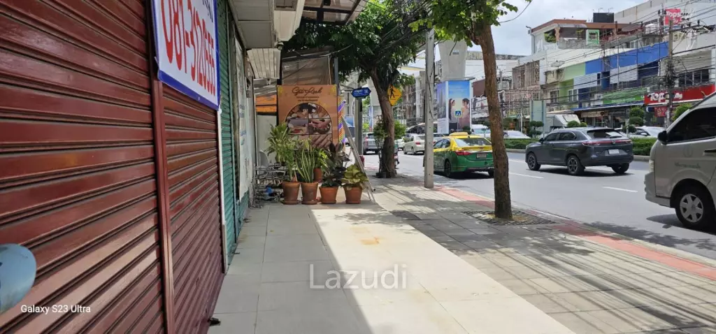 240 sqm multi-storey retail building in Khlong San Bangkok