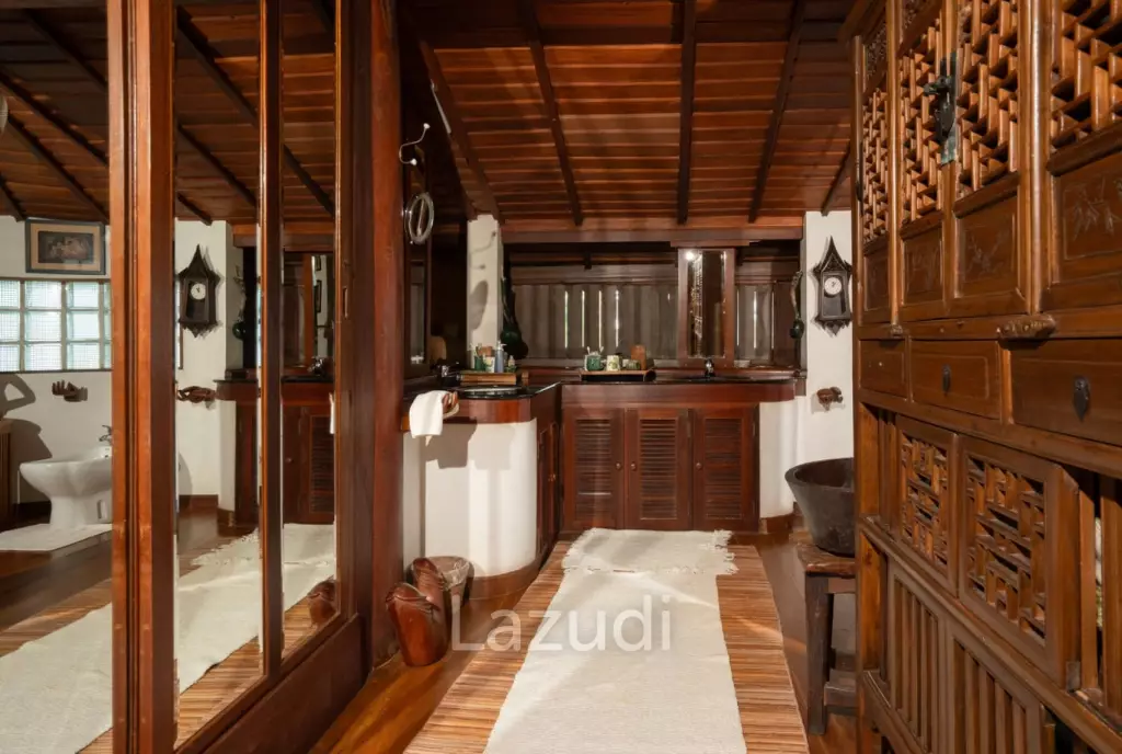 ขายบ้านไม้สัก 3 หลัง 7 ห้องนอน บนเนินใกล้ตัวเมืองเชียงราย