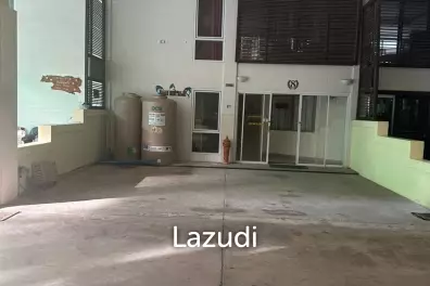 4 BED TOWNHOUSE  NEAR THE BEACH