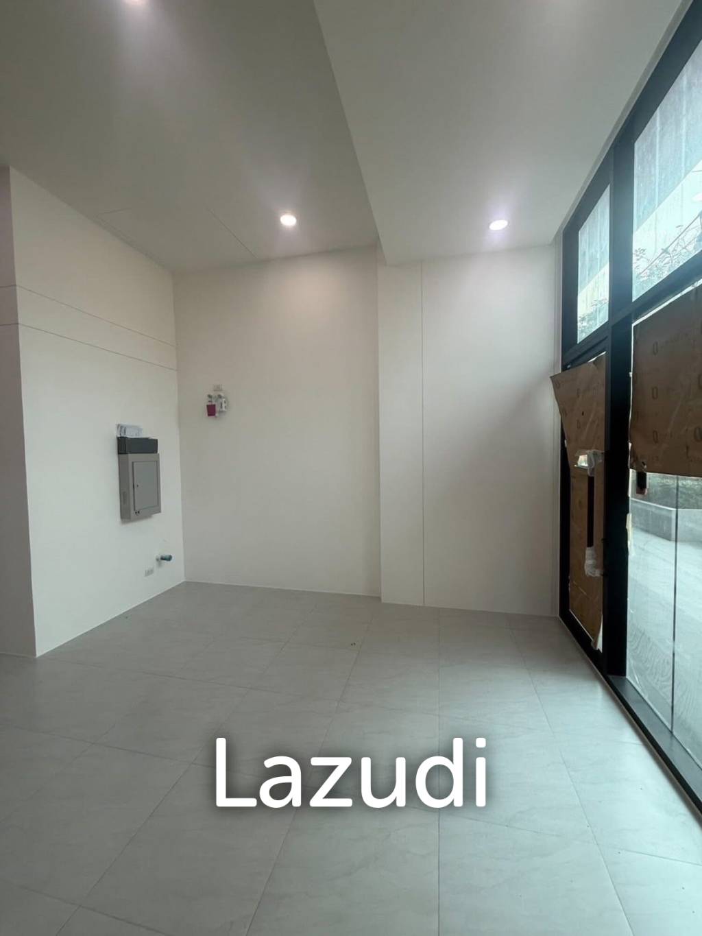 71.8 sqm retail unit in modern Bangna building, Bangkok