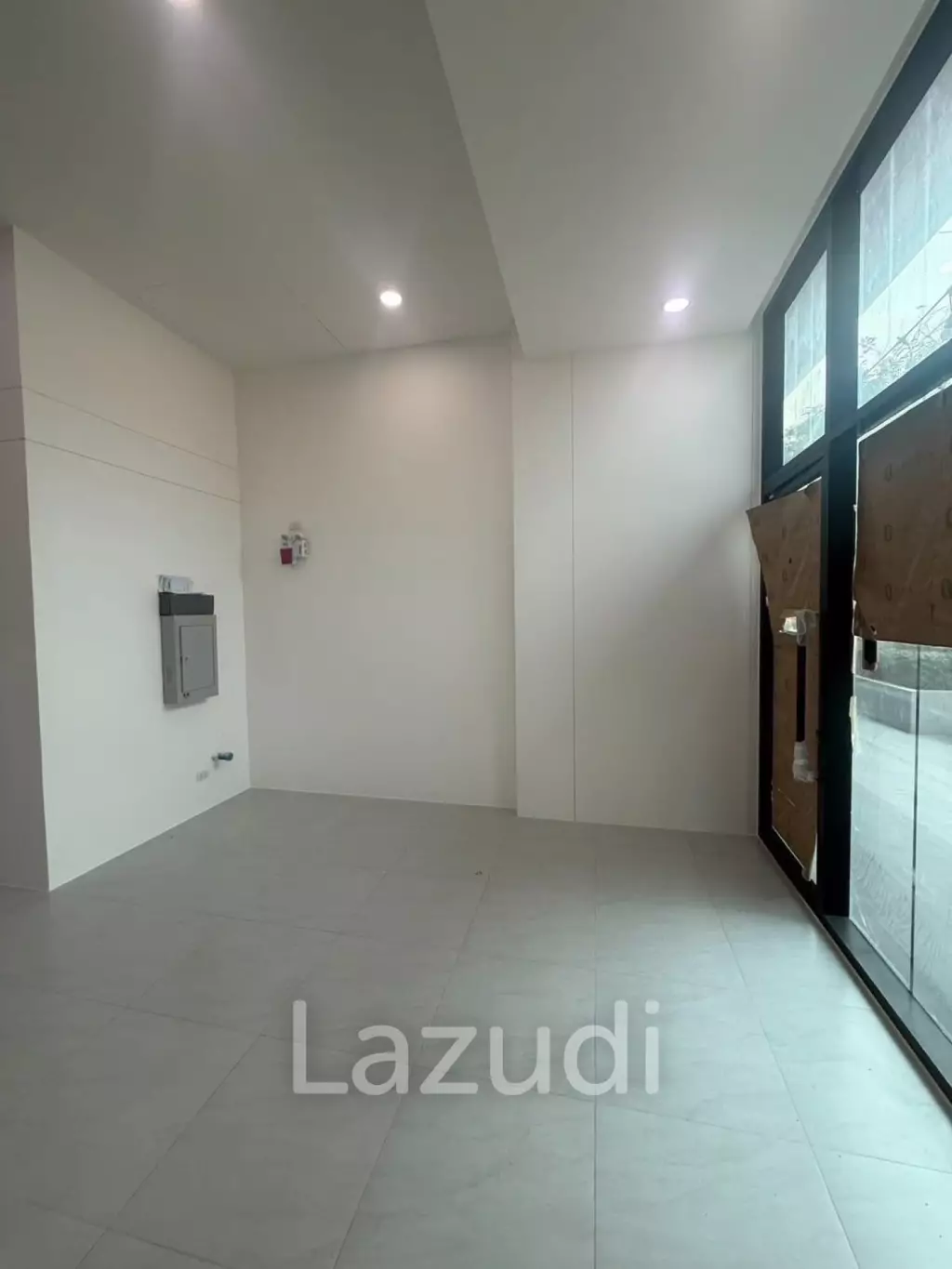 71.8 sqm retail unit in modern Bangna building, Bangkok