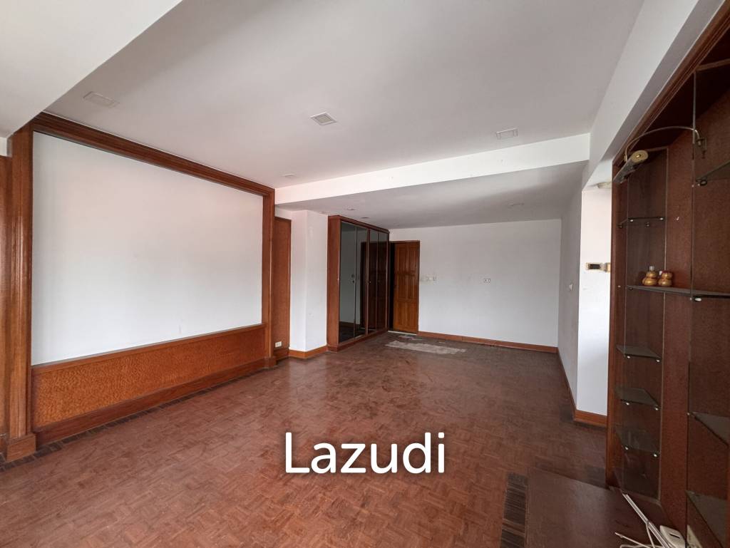 205 sqm 3-Bed Condo with Huge Terrace in Khlong Toei Nuea, Bangkok