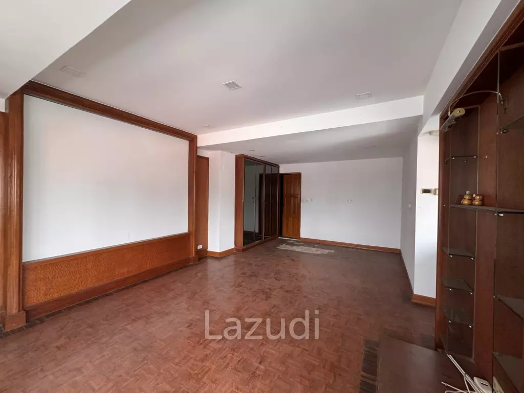 205 sqm 3-Bed Condo with Huge Terrace in Khlong Toei Nuea, Bangkok